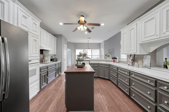 135 April Waters Drive N, Montgomery, TX 77356