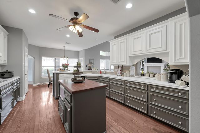 135 April Waters Drive N, Montgomery, TX 77356