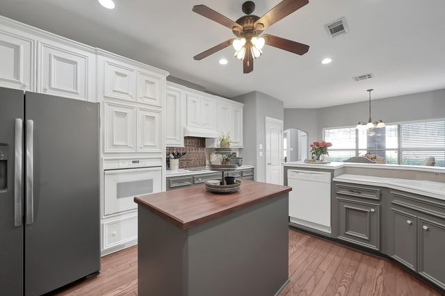 135 April Waters Drive N, Montgomery, TX 77356