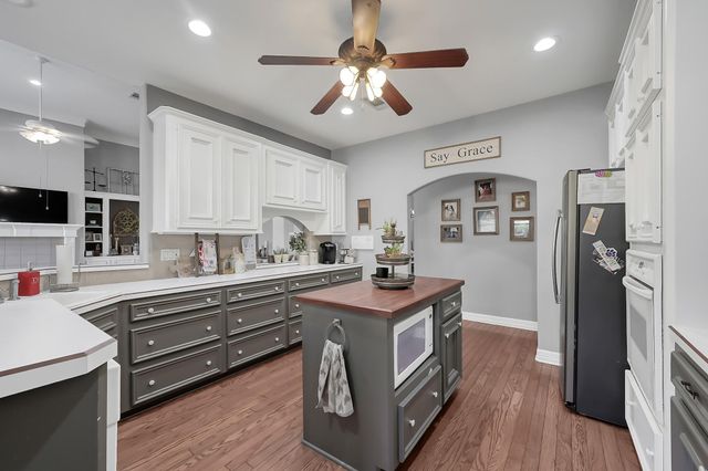135 April Waters Drive N, Montgomery, TX 77356