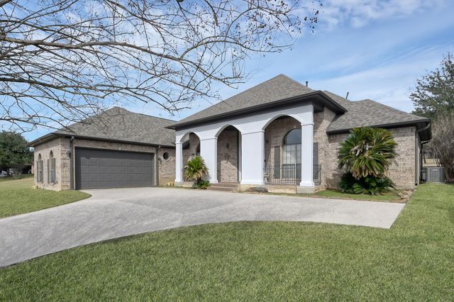 135 April Waters Drive N, Montgomery, TX 77356