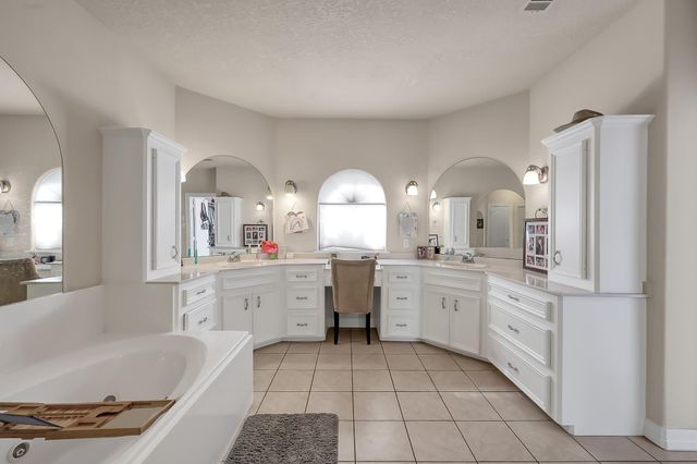135 April Waters Drive N, Montgomery, TX 77356