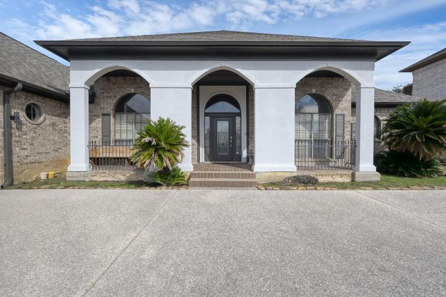 135 April Waters Drive N, Montgomery, TX 77356