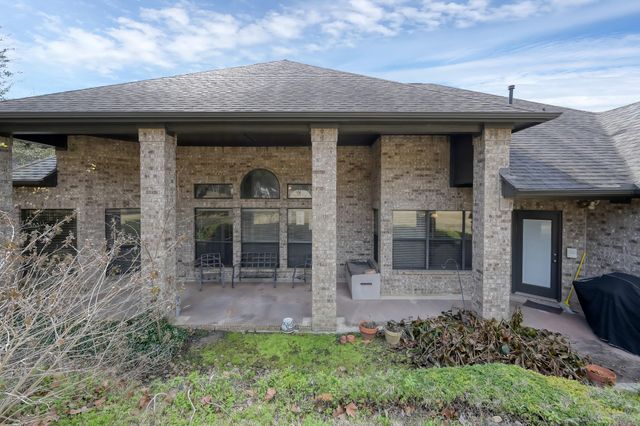 135 April Waters Drive N, Montgomery, TX 77356