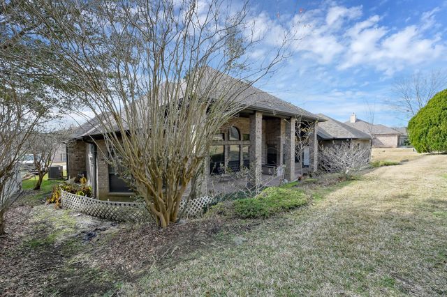 135 April Waters Drive N, Montgomery, TX 77356