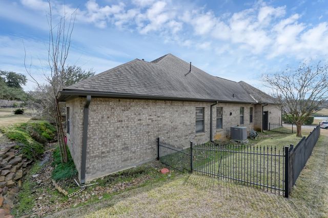 135 April Waters Drive N, Montgomery, TX 77356