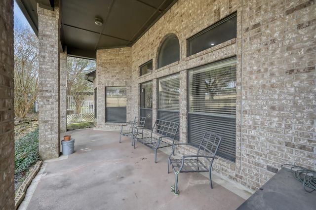 135 April Waters Drive N, Montgomery, TX 77356