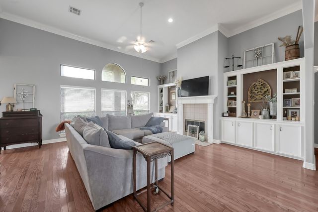 135 April Waters Drive N, Montgomery, TX 77356