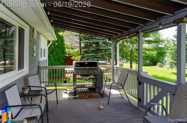 337 Lansing Drive, Waterford, MI 48328