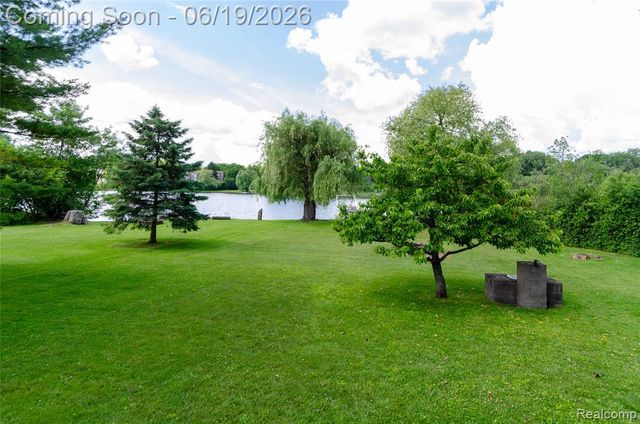 337 Lansing Drive, Waterford, MI 48328
