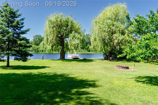 337 Lansing Drive, Waterford, MI 48328