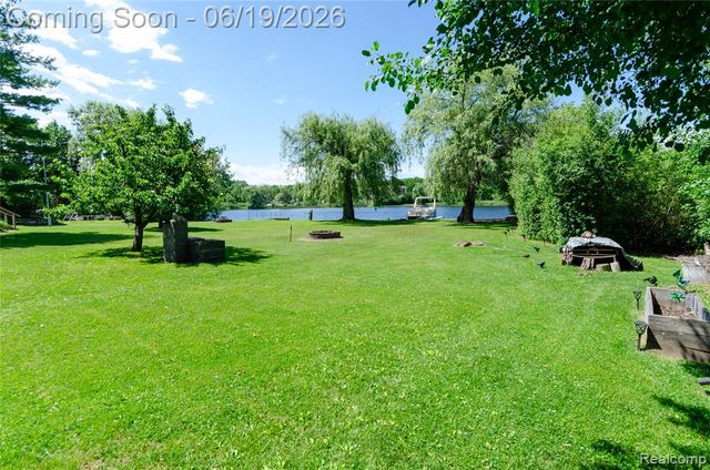 337 Lansing Drive, Waterford, MI 48328