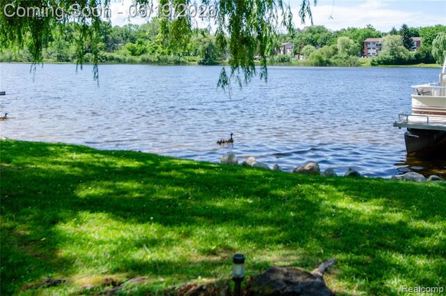 337 Lansing Drive, Waterford, MI 48328