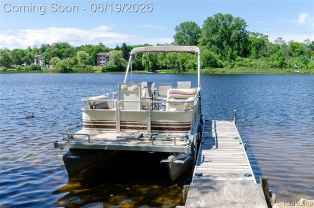 337 Lansing Drive, Waterford, MI 48328