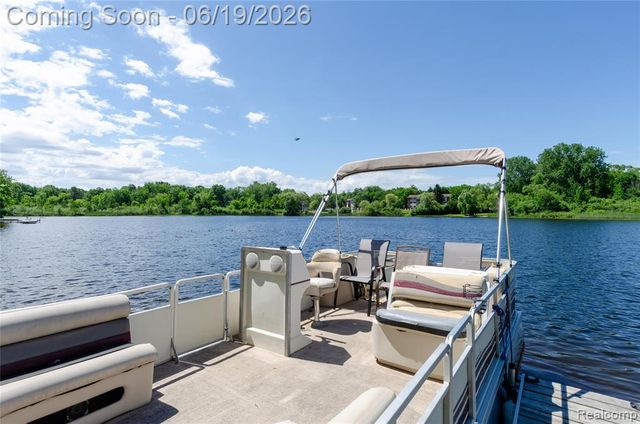 337 Lansing Drive, Waterford, MI 48328
