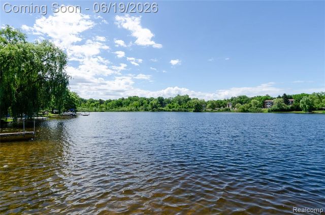 337 Lansing Drive, Waterford, MI 48328