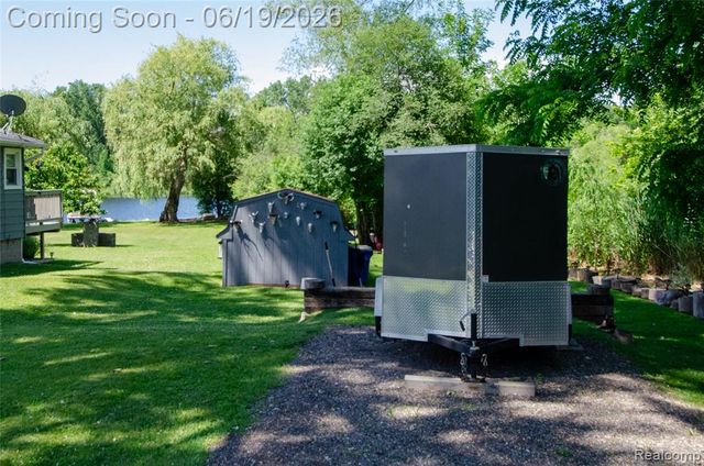 337 Lansing Drive, Waterford, MI 48328