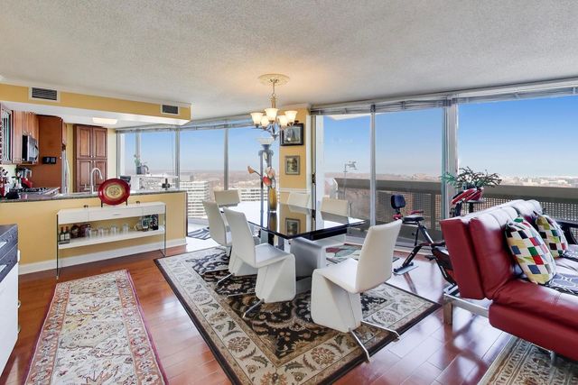 1720 Maple Avenue 2420, Evanston, IL 60201