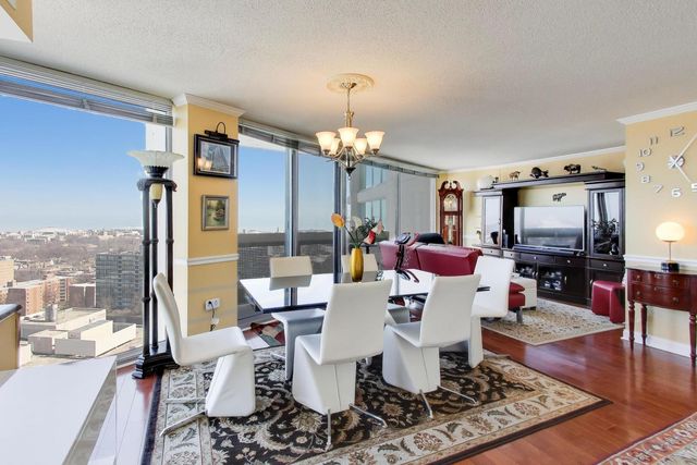 1720 Maple Avenue 2420, Evanston, IL 60201