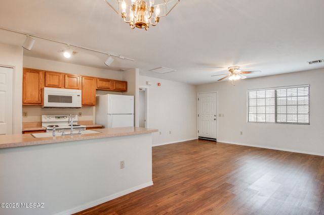 3870 S Calle Viva, Green Valley, AZ 85614