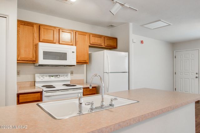 3870 S Calle Viva, Green Valley, AZ 85614