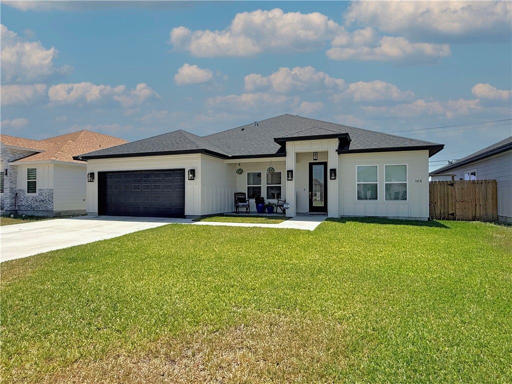 105 Traditions Dr, Rockport, TX 78382 — exterior