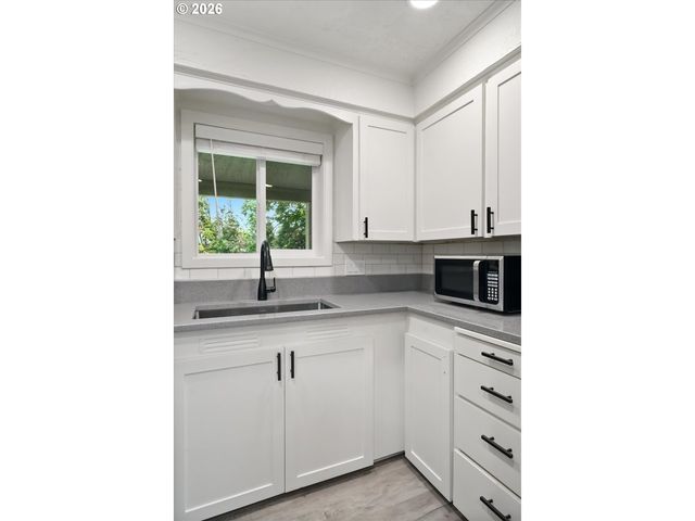3588 SISTERS VIEW Ave, Eugene, OR 97401