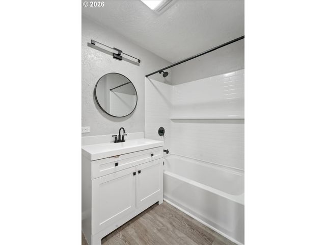 3588 SISTERS VIEW Ave, Eugene, OR 97401