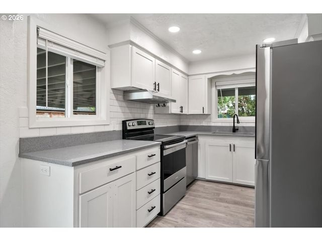 3588 SISTERS VIEW Ave, Eugene, OR 97401