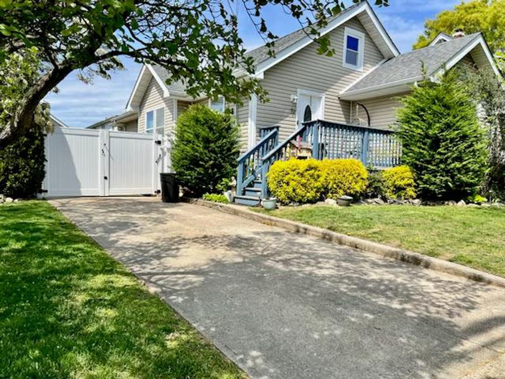 36 Harrington Avenue, Lindenhurst, NY 11757