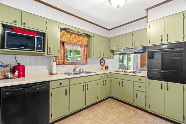 1590 NE Pleasant Grove Drive, Dalton, GA 30721