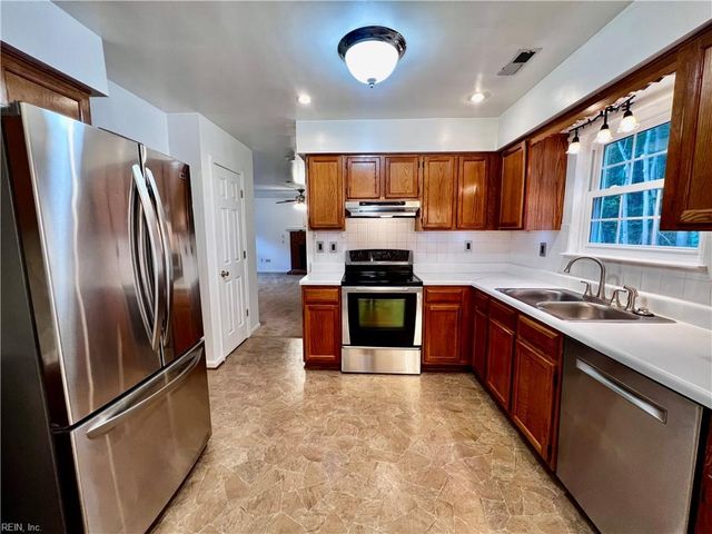 312 Tarneywood DR, Chesapeake, VA 23320