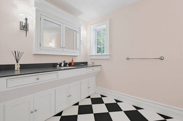 457 Hanlon Rd, Holliston, MA 01746