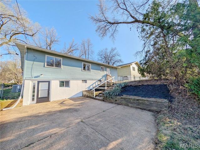 8835 Sumter Drive, St Louis, MO 63136