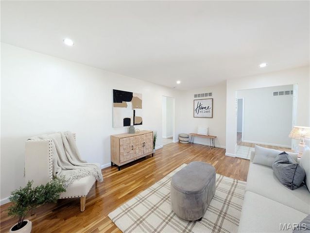8835 Sumter Drive, St Louis, MO 63136