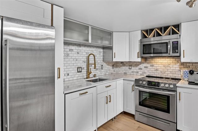 5850 Centre Ave 202, Shadyside, PA 15206