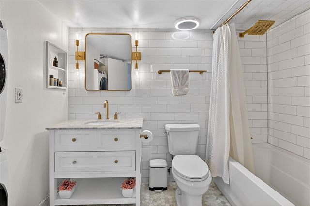 5850 Centre Ave 202, Shadyside, PA 15206