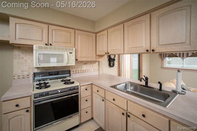 27188 Weddel Avenue, Brownstown, MI 48183
