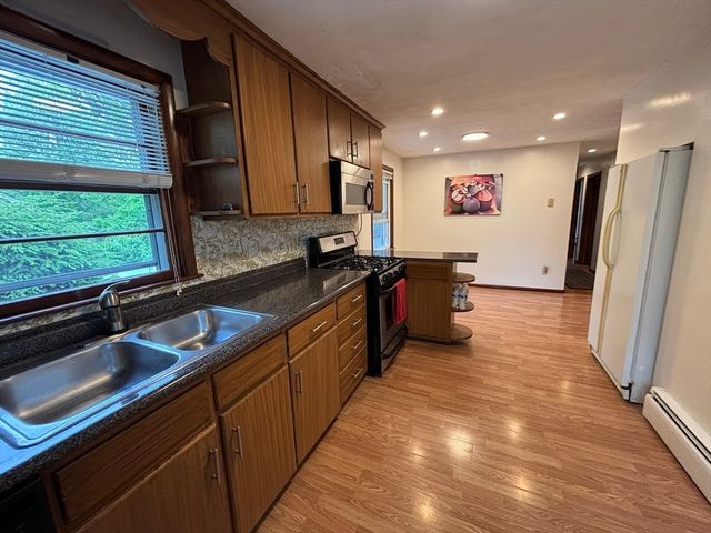 141 Cooper St, Springfield, MA 01108