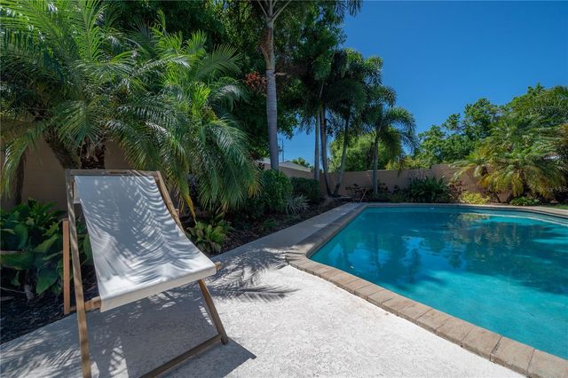 2916 W COLLINS STREET, Tampa, FL 33607
