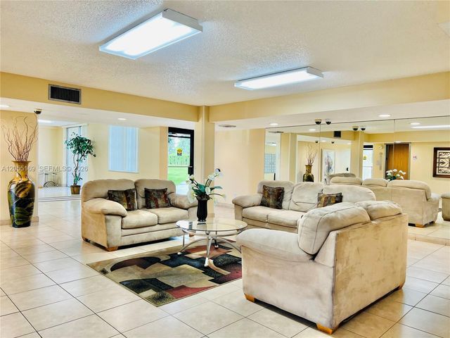 8900 Washington Boulevard 409, Pembroke Pines, FL 33025