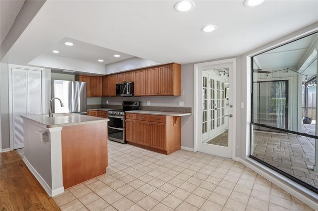 15908 HAMPTON VILLAGE DRIVE, Tampa, FL 33618