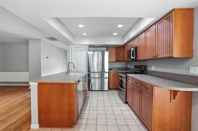15908 HAMPTON VILLAGE DRIVE, Tampa, FL 33618