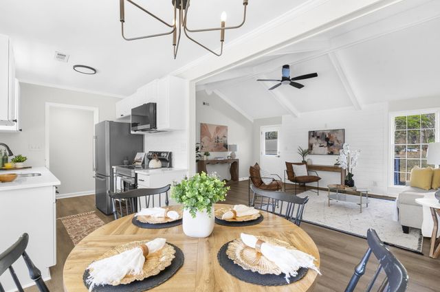 302 Gippy Drive, Summerville, SC 29486