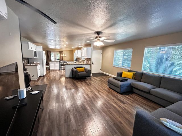 6135 Bucktail Ln, Pollock Pines, CA 95726