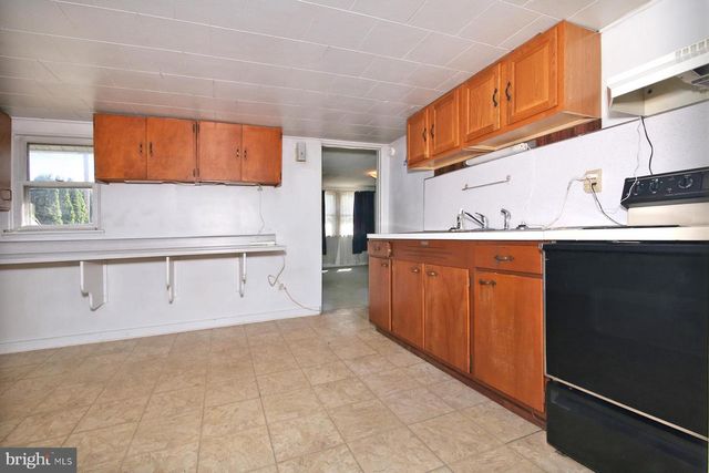 77 S ZINNS MILL RD, Quentin, PA 17083