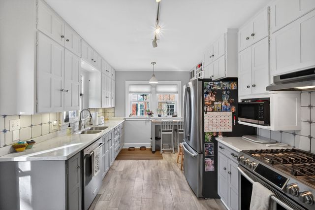 6012 N Waterbury Road, Des Moines, IA 50312