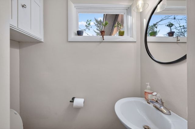 6012 N Waterbury Road, Des Moines, IA 50312