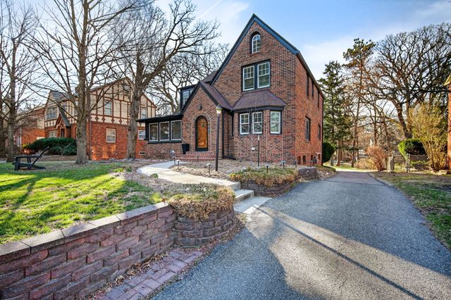 6012 N Waterbury Road, Des Moines, IA 50312