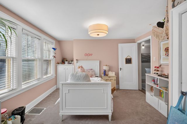 6012 N Waterbury Road, Des Moines, IA 50312